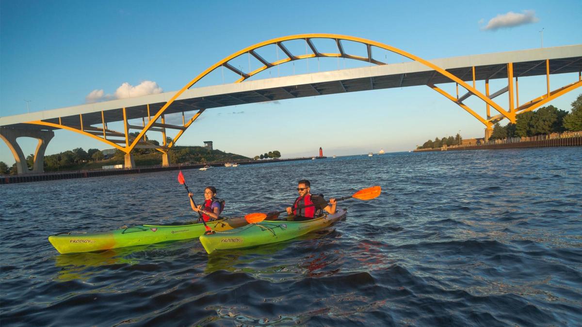 Milwaukee Kayak Company Couple Sunset Hoan